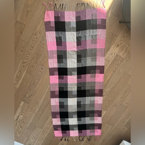 Scarf with block design - Picture 3 of 3